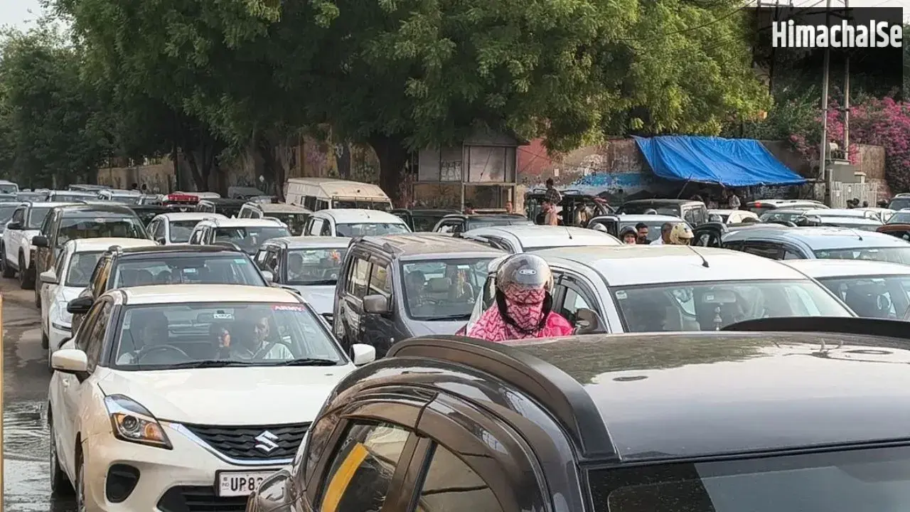 Agra: यूपीटीईटी परीक्षा के बाद एमजी रोड पर ट्रैफिक सिस्टम फेल, घंटों जाम में फंसे लोग​