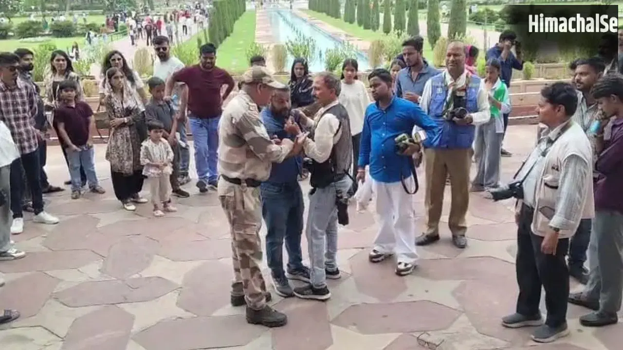 ताजमहल के रॉयल गेट पर फोटोग्राफरों में मारपीट; पर्यटक के सामने जमकर हुआ हंगामा, CISF ने संभाला मोर्चा​
