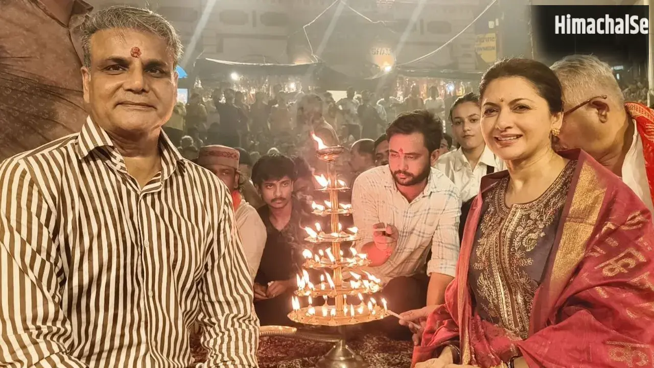 वाराणसी में गंगा आरती में शामिल हुईं अभिनेत्री भाग्यश्री, दशाश्वमेध घाट की दिव्यता देख हुईं भाव-विभोर​