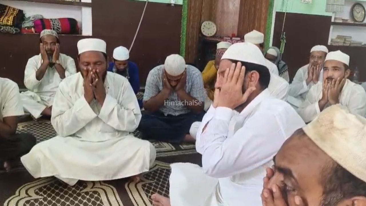 Bulandshahr News: 50 घंटे बाद भी नहीं मिली चारु… स्कूल से लौटते समय नाले में बह गई थी, मस्जिद में मांगी सलामती की दुआ​