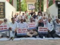 अयोध्या में कांग्रेस नेताओं की गिरफ्तारी के विरोध में कानपुर में सत्याग्रह, गांधी प्रतिमा पर जताया विरोध​