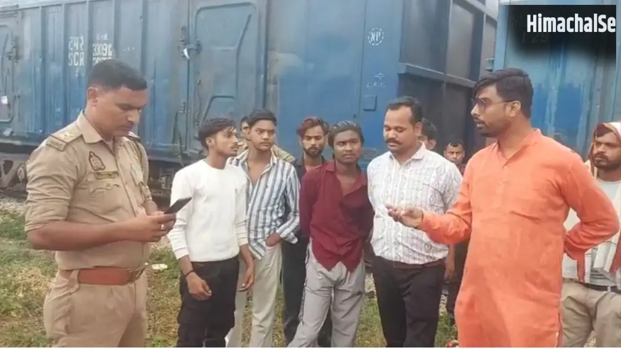 फर्रुखाबाद रेलवे स्टेशन पर ट्रैक के बीच बनी मजार हटाई गई, दो साल बाद खुला स्टेशन विस्तार का रास्ता