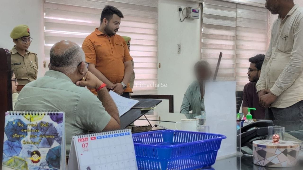 ‘मुझे मेरी पत्नी से बचाइए…’ 41 साल की शादी के बाद पति ने डीएम से लगाई न्याय की गुहार​