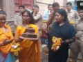 वृंदावन में हाई वोल्टेज ड्रामा: बांके बिहारी मंदिर में केक ले जाने पर मीरा राठौर और पुलिस में बहस, जानिए मामला​