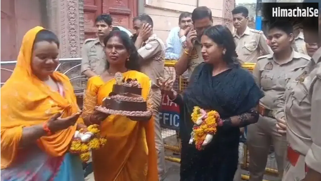 वृंदावन में हाई वोल्टेज ड्रामा: बांके बिहारी मंदिर में केक ले जाने पर मीरा राठौर और पुलिस में बहस, जानिए मामला​