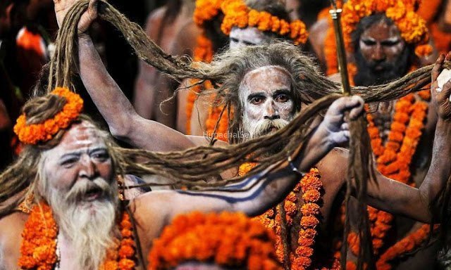 मुर्दों की राख से लेकर कामवासना तक: नागा साधु बनने से पहले करना पड़ता है अपने ही परिवार का पिंडदान! जानिए उनकी अजीबोगरीब दुनिया के राज