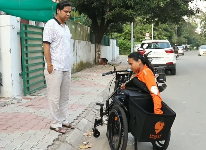 किस्मत ने छिन लिए दोनों पैर फिर भी नहीं मानी हार उठाई व्हीलचेयर और निकल पड़ी लोगों का पेट भरने