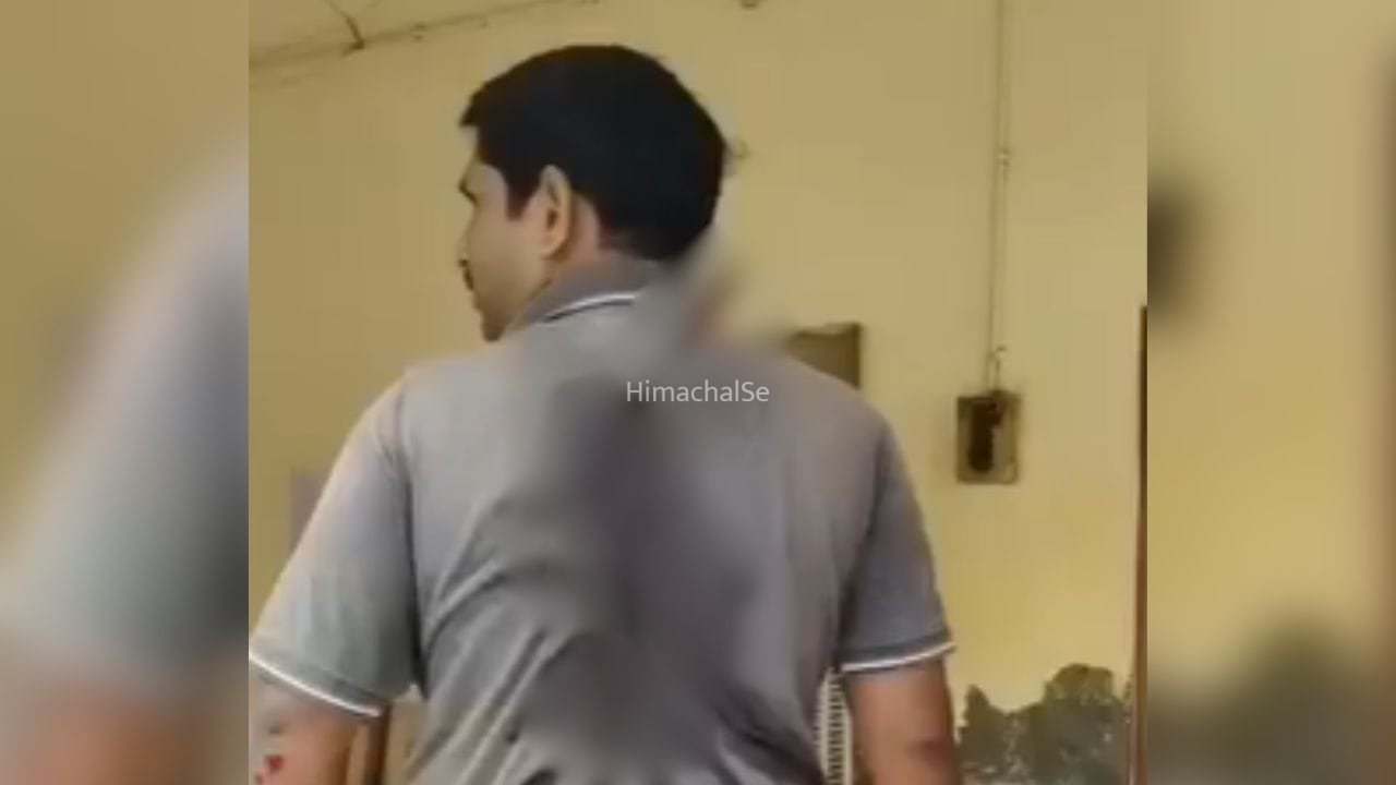 पीठ में धंसा था चाकू, फिर भी खुद थाने पहुंचा बलिया का युवक; बोला- ’15 दिन से नहीं हो रही कार्रवाई’