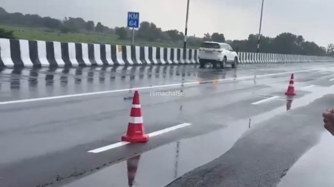 बारिश में धंसा कानपुर-लखनऊ एक्सप्रेसवे, सड़क में आईं दरारें… ₹4700 करोड़ के प्रोजेक्ट की खुली पोल​
