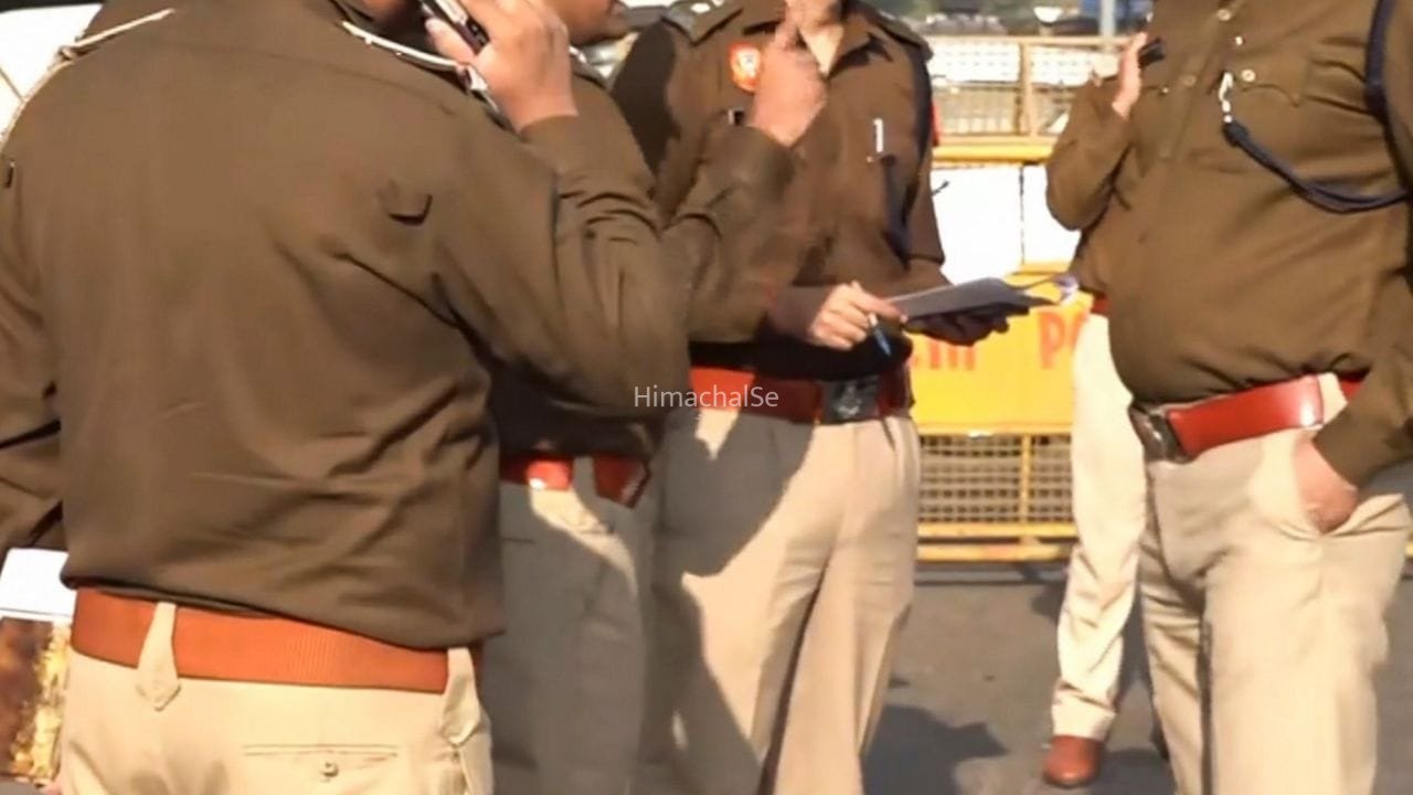 गाजीपुर में तलाक की सुलह बैठक बनी रणभूमि… जेल कांस्टेबल और पत्नी पक्ष के बीच सड़क पर चले जूते-चप्पल​