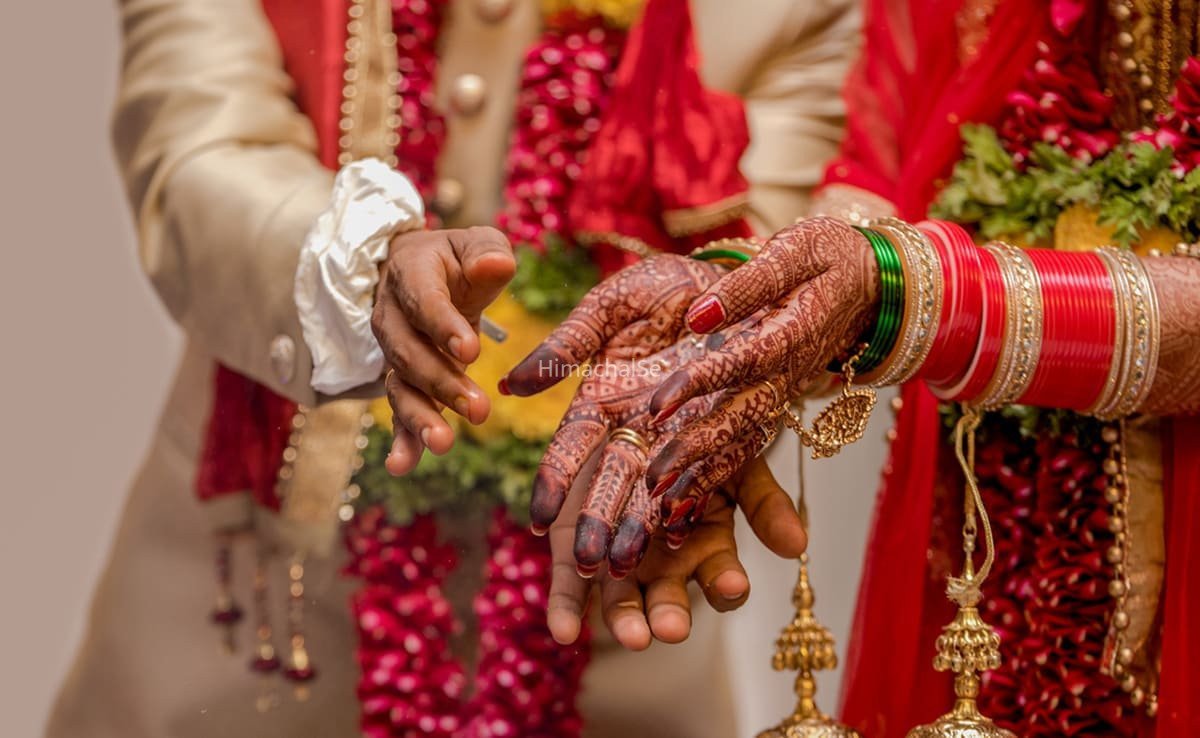 70 साल के बुजुर्ग को हॉस्पिटल में हुआ 55 की महिला से प्यार, बच्चों ने करवा दी शादी