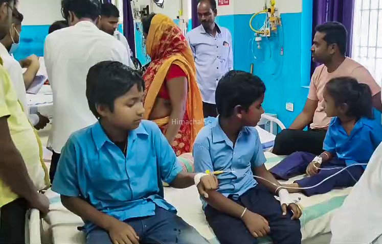 नमक समझकर डाल दिया डिटर्जेंट, बिहार के स्कूल में खाना खाते ही 34 बच्चे पहुंचे अस्पताल, अब ऐसी है हालत, जानें क्या लिया गया एक्शन