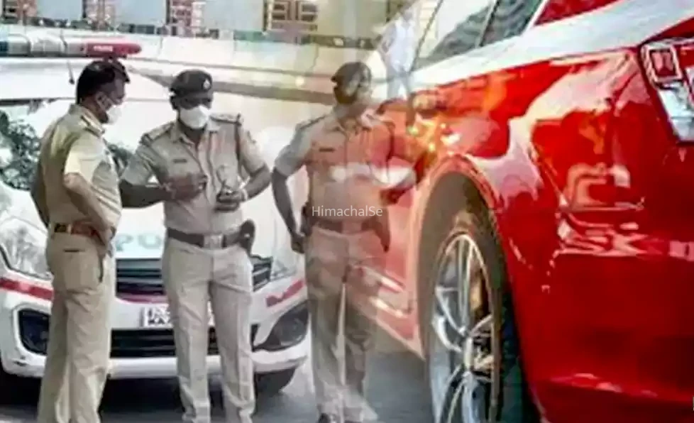 अचानक हिलने लगी सड़क किनारें खड़ी लाल कार, अंदर वो दिखा जिसकी उम्मीद नहीं थी