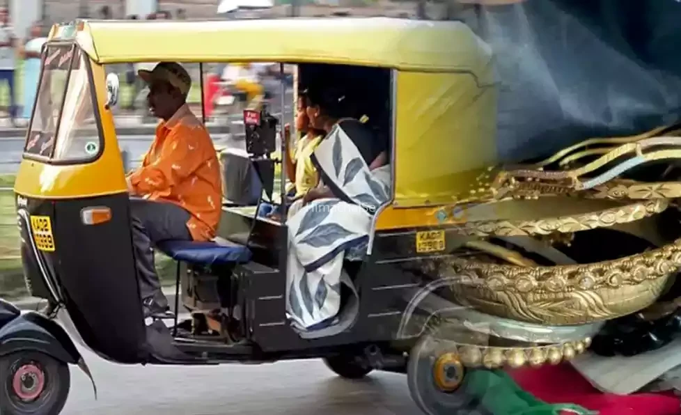 सवारी ऑटो में भूल गई सोने के गहनों से भरा बैग फिर रिक्शा चालक ने जो किया वह हैरान करने वाला था