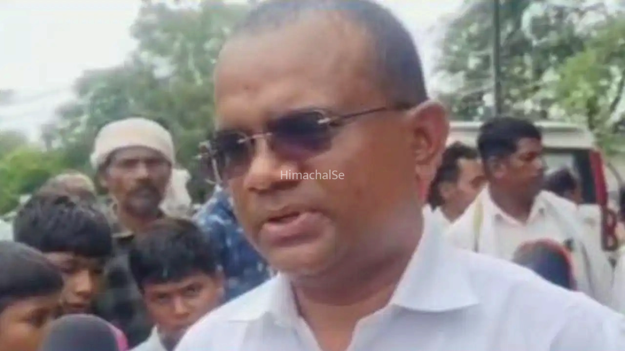 प्रिंसिपल और लेडी टीचर अकेले में बंद कमरे में…’ छिंदवाड़ा में आदिवासी छात्रों का फूटा गुस्सा, 100 किमी दूर कलेक्ट्रेट पहुंचकर खोली पोल​​​​