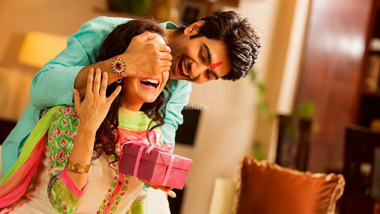 Raksha Bandhan Gift Ideas: इस रक्षाबंधन बहन को दें ये 8 खास तोहफे, देखकर चेहरे पर आ जाएगी मुस्कान​