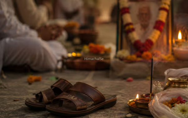 मरे हुए इंसान के जूते-चप्पल पहनने चाहिए या नहीं? जानें क्या कहता है गरुड़ पुराण​​​