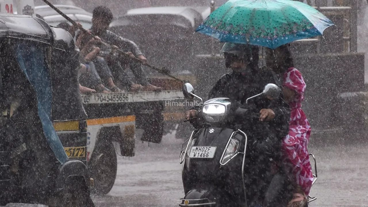 Aaj Ka Mausam: दिल्ली में बादलों का डेरा, यूपी-बिहार से लेकर असम तक होगी झमाझम बारिश, हिमाचल-उत्तराखंड में अलर्ट​