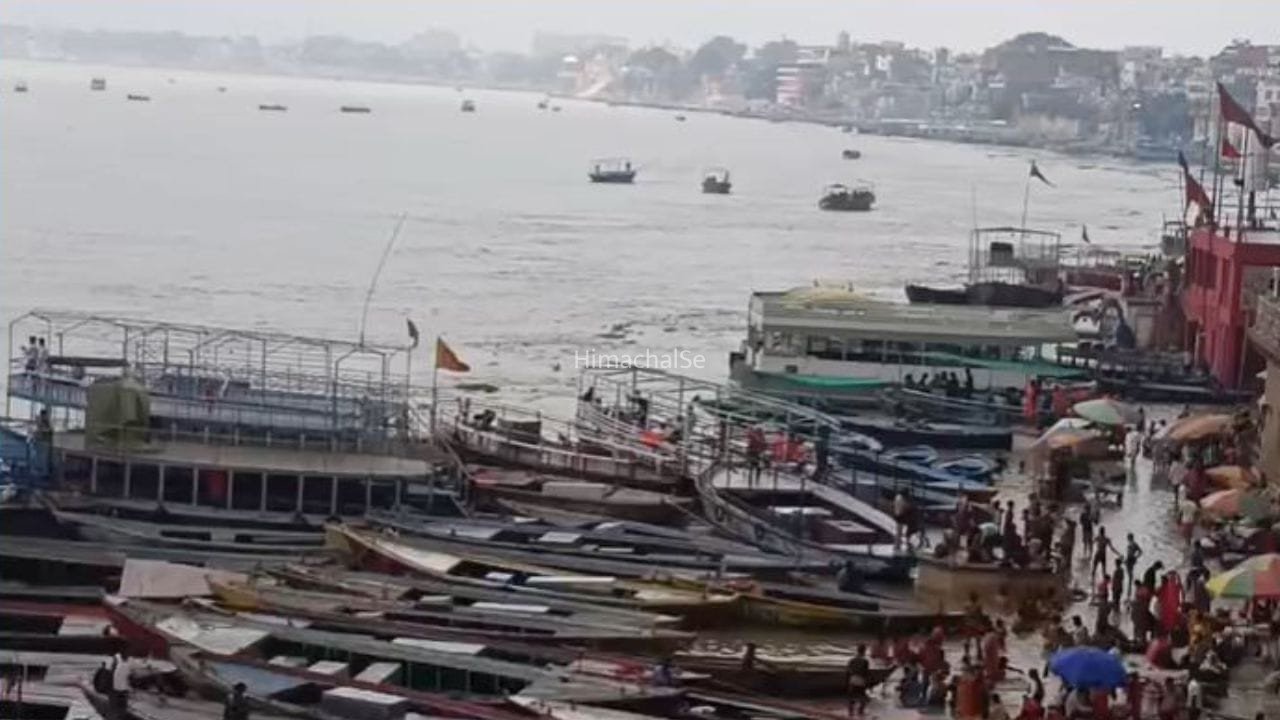 वाराणसी में खतरे की तरफ बढ़ती गंगा… नाव चलाने पर रोक, काशी विश्वनाथ का ‘गंगा द्वार’ बंद, आरती स्थल 15 फीट ऊपर खिसका​
