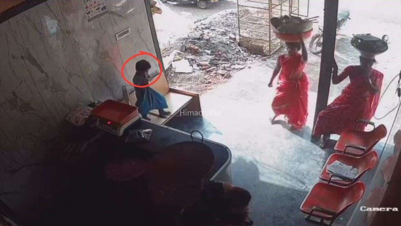4 साल के मासूम से कराई दानपेटी चोरी… महिलाओं ने घेरा बनाया, बच्चे ने बैग में डाला गल्ला, CCTV में कैद हुई वारदात​