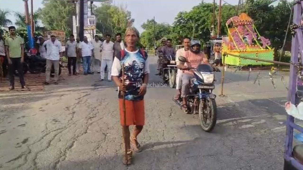 आंखों में अंधेरा, दिल में भोले की आस! 17वीं बार कांवड़ लेकर निकले सत्येंद्र, दिखाई नहीं देता… फिर भी 3 दिन में लाठी के सहारे तय किया सफर