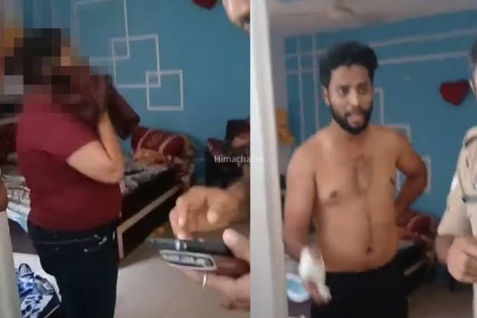 गर्लफ्रेंड के साथ​​​ रंगरेलियां मना रहा था ग्राम पंचायत सचिव, पत्नी ने फ्लैट में पकड़ा रंगे हाथ, जमकर की कुटाई