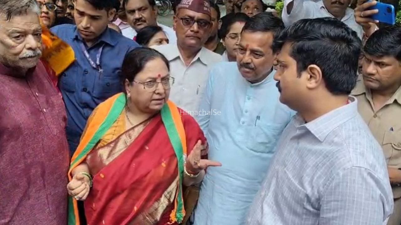 17 कॉल के बाद भी एटा DM ने नहीं उठाया फोन, मंत्री बेबी रानी मौर्य भड़कीं, बोलीं- ये नहीं चलेगा​