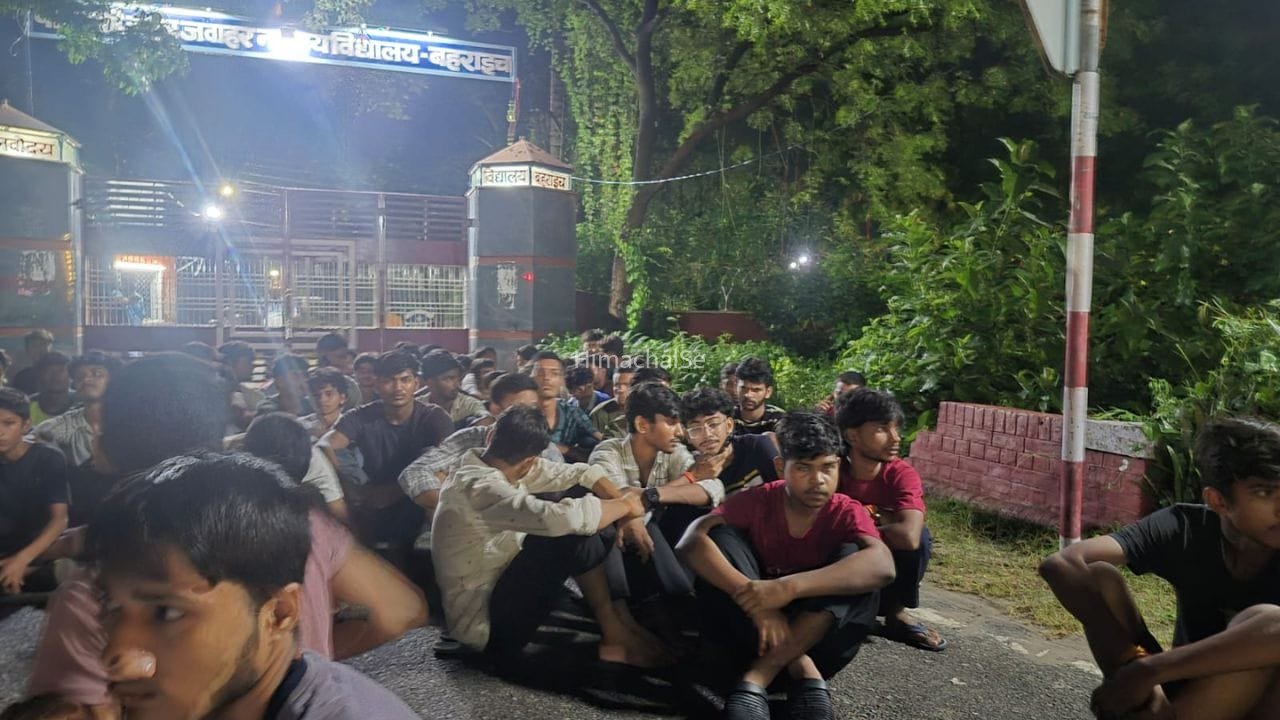 ‘DM-SP को बुलाइए, तभी होगी बात’… बहराइच नवोदय विद्यालय में धरने पर बैठे छात्र, जानें पूरा मामला​