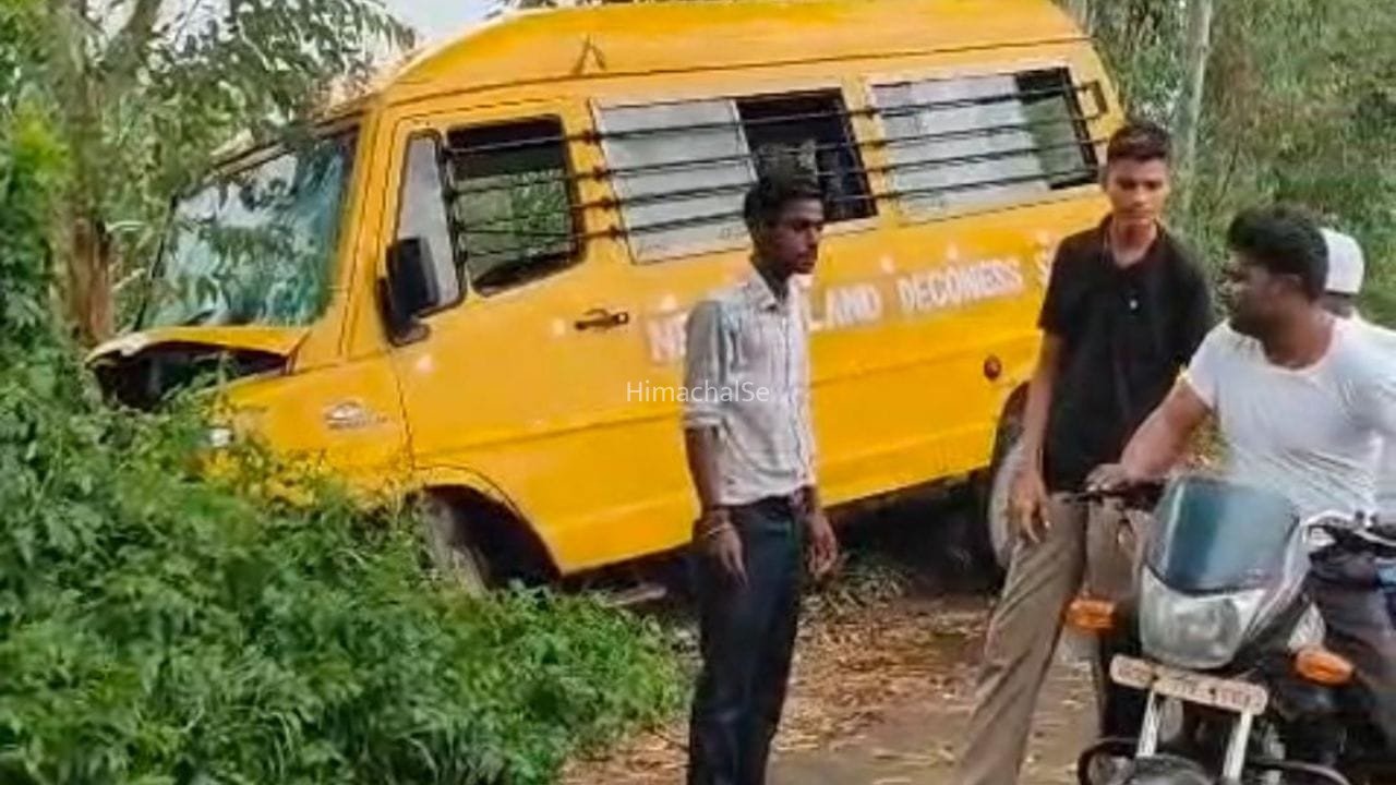 बरेली में पेड़ से टकराई 31 बच्चों से भरी तेज रफ्तार बस, 13 घायल, 6 की हालत गंभीर​