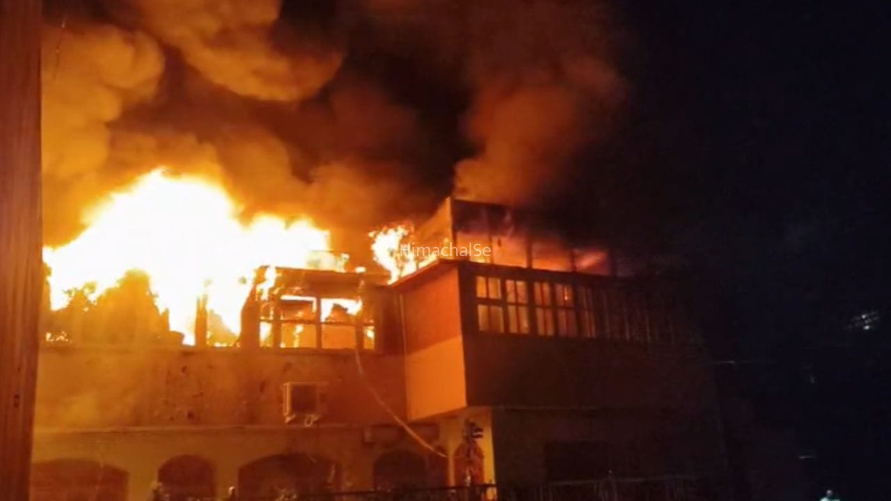 Bijnor News: धामपुर के राम मंदिर में लगी भीषण आग, लपटें देख दौड़े लोग; फायर ब्रिगेड की देरी पर भड़के