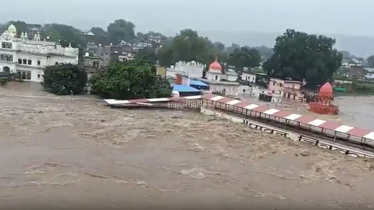 चित्रकूट में बाढ़ का कहर! 16 गांव डूबे, 700 से ज्यादा लोगों का रेस्क्यू… घरों में 5 फीट तक जमा कीचड़​