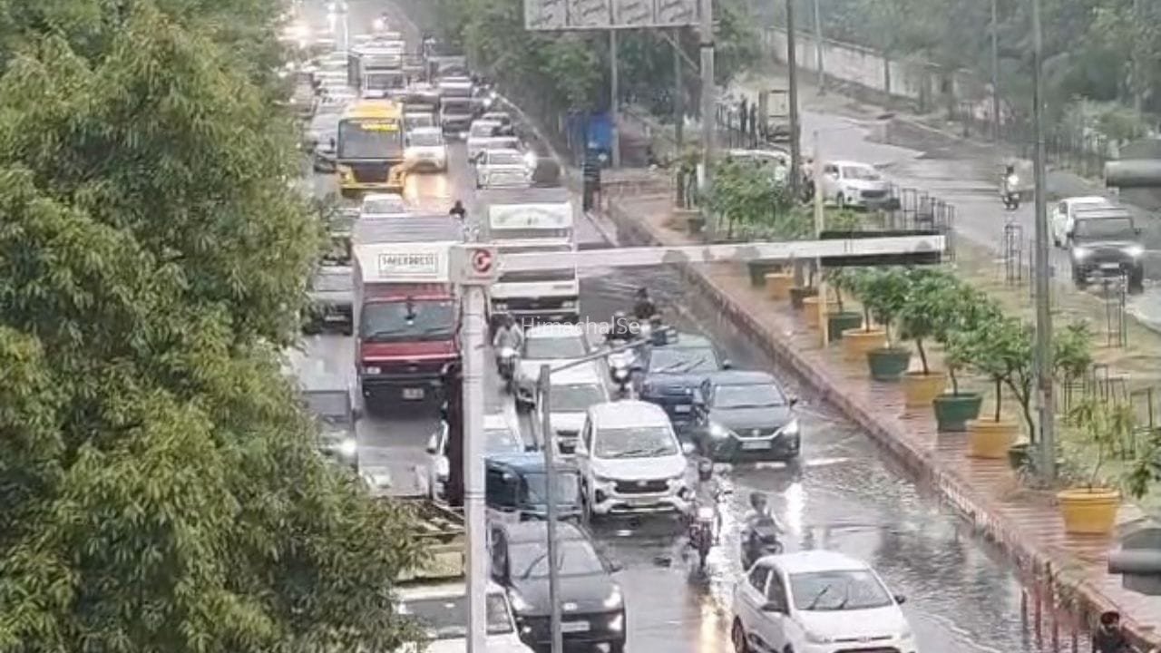 दिल्ली-NCR में भारी बारिश… नोएडा-गुरुग्राम में रेंगती नजर आई गाड़ियां​