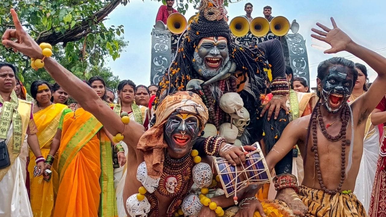 कांवड़ यात्रा में डीजे, रील्स… भक्ति कम हुई या शिव भक्तों का केवल चोला बदला?​