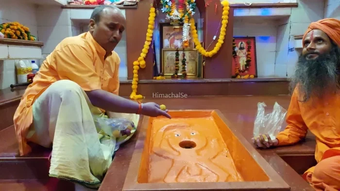 ​​700 साल पुरानी मंदिर जहां हनुमान जी की मूर्ति खाती है लड्डू, पीती है दूध और जपती है राम नाम