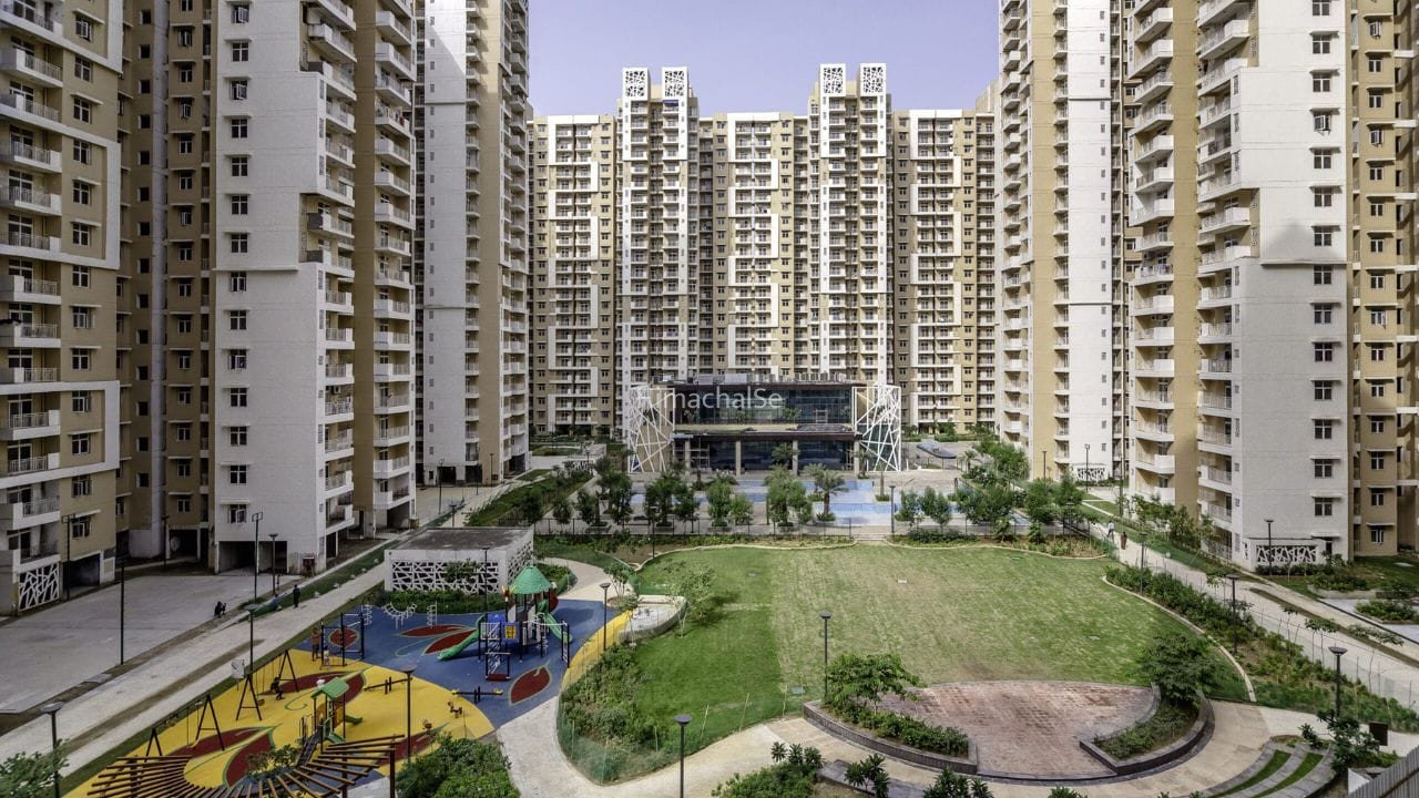 ग्रेटर नोएडा की महागुन सोसायटी में पानी के लिए त्राहिमाम! 3 दिन से सप्लाई ठप, 5000 फ्लैट्स के लोग परेशान​