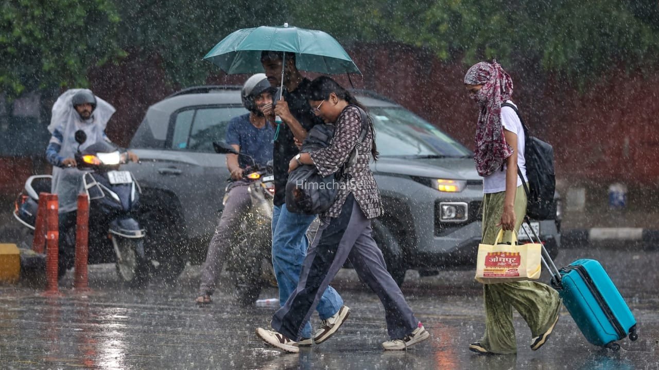 Aaj Ka Mausam: दिल्ली में आज येलो अलर्ट… यूपी-बिहार में मूसलाधार बारिश, जानें हिमाचल और उत्तराखंड में क्या है मौसम का हाल​