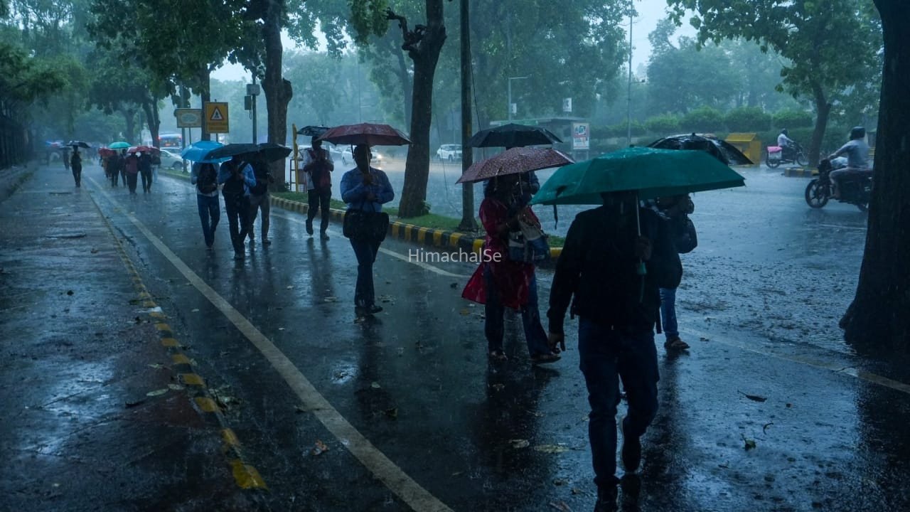 Aaj Ka Mausam: दिल्ली में अगले 5 दिन बारिश… यूपी-बिहार से लेकर कर्नाटक तक अलर्ट, जानें हिमाचल और उत्तराखंड का हाल​