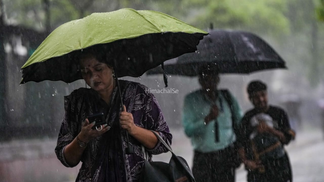 Aaj Ka Mausam: दिल्ली में आज होगी हल्की बारिश… यूपी-बिहार और केरल में कहर बरपाएगा मौसम, जानें अपने राज्य का हाल​
