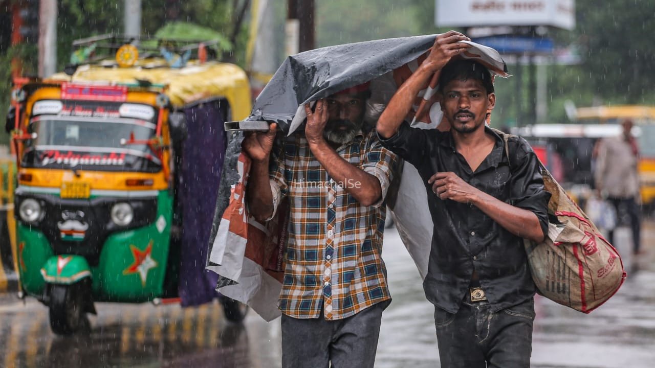Aaj Ka Mausam: दिल्ली में 5 दिन बारिश से राहत नहीं, UP से लेकर राजस्थान तक अलर्ट, जानें हिमाचल-उत्तराखंड में कैसा रहेगा मौसम?​