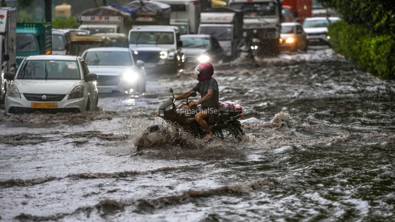 दिल्ली-यूपी में आंधी का खतरा… ओडिशा-असम में बाढ़ से हाहाकार, हिमाचल-उत्तराखंड के लिए रेड अलर्ट, जानें अपने इलाके का हाल​