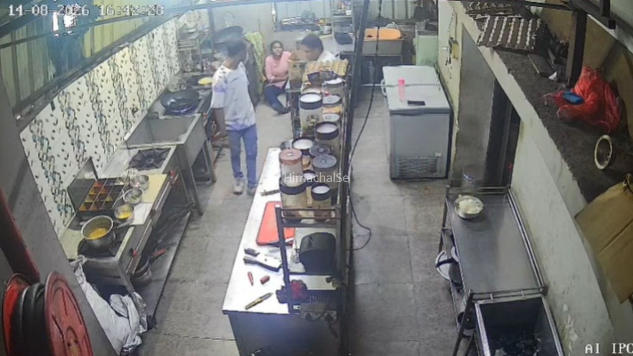 हंसी-मजाक से शुरू हुआ विवाद, फिर चाकू से हमला… CCTV में कैद जबलपुर का मुस्कान हत्याकांड​