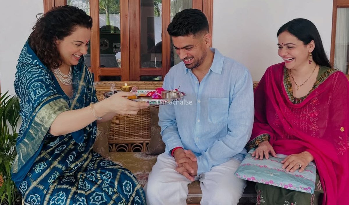 Kangana Ranaut ने नीली साड़ी में भाई अक्षत संग मनाया Raksha Bandhan, शेयर कीं पूजा की तस्वीरें