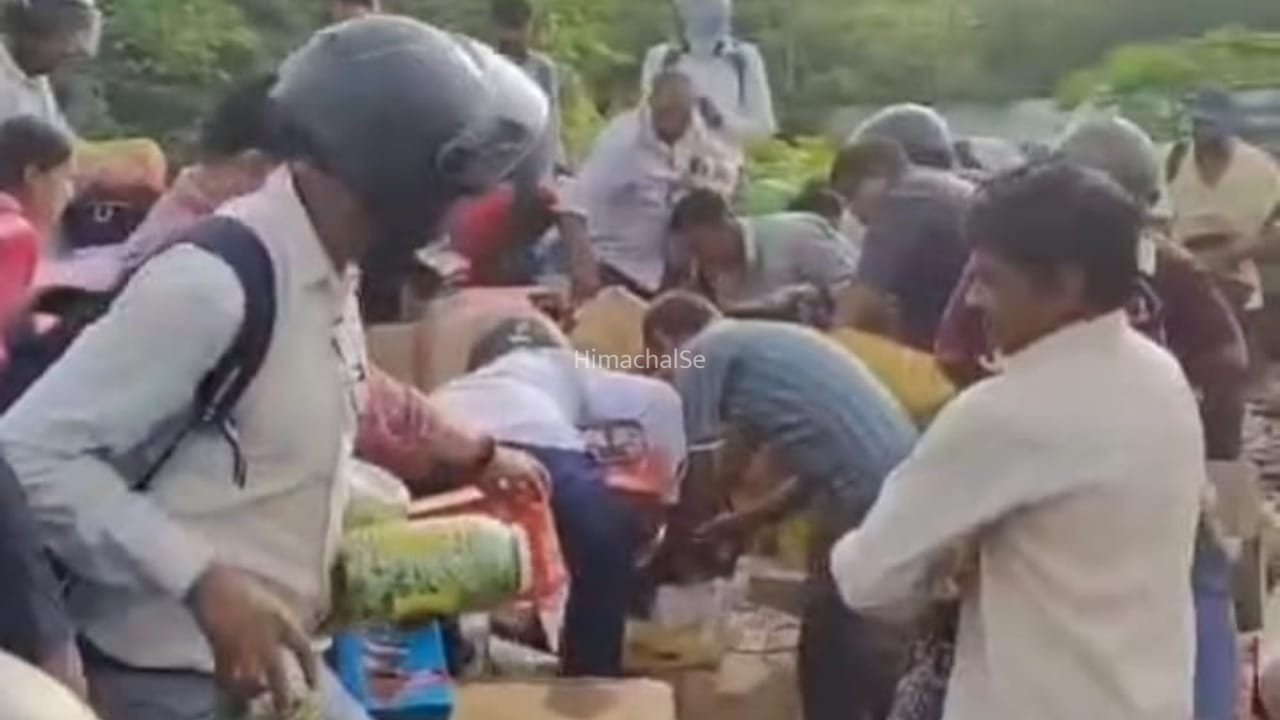 कानपुर फैक्ट्री मालिक ने कचरे में फेंके एक्सपायर्ड चॉकलेट, लोगों ने मचा दी लूट​