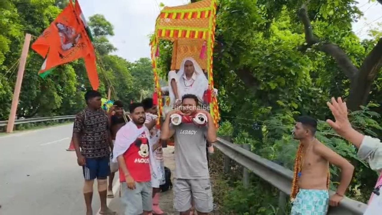 Kanwar Yatra 2026: 300 KM दूरी, 100 साल की दादी…  कंधों पर बैठाकर अनोखी कांवड़ यात्रा लेकर निकले नाती-पोते​