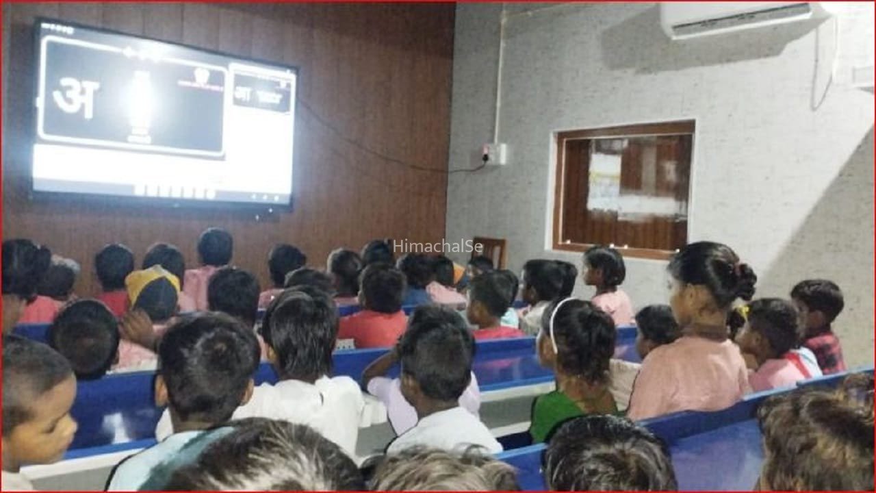 नोएडा के स्कूलों में अब मनमर्जी से नहीं चलेंगे स्मार्ट बोर्ड: तय हुआ ‘स्क्रीन टाइम’, हर 3 महीने में होगी छात्रों की आंखों की जांच​