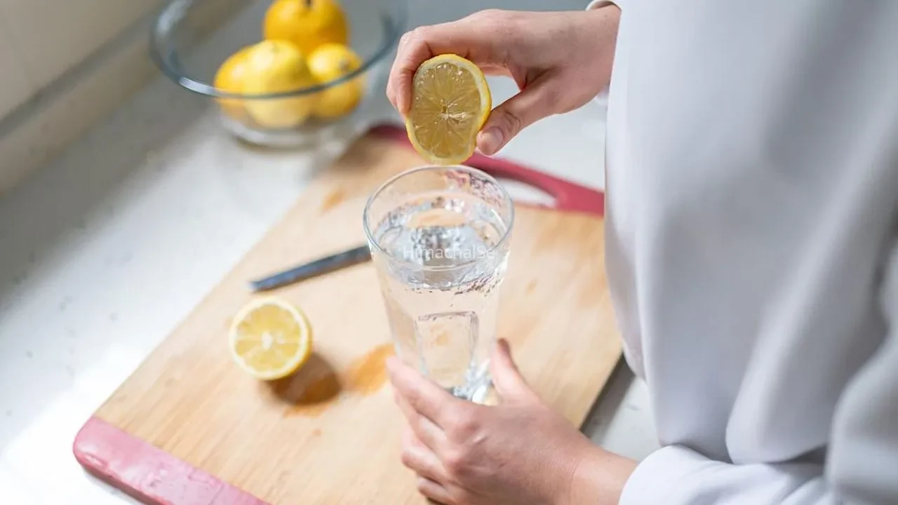 Lemon Water for Kidneys: किडनी स्टोन से बचाव में कितना कारगर है नींबू पानी? जानें फायदे और सावधानियां​