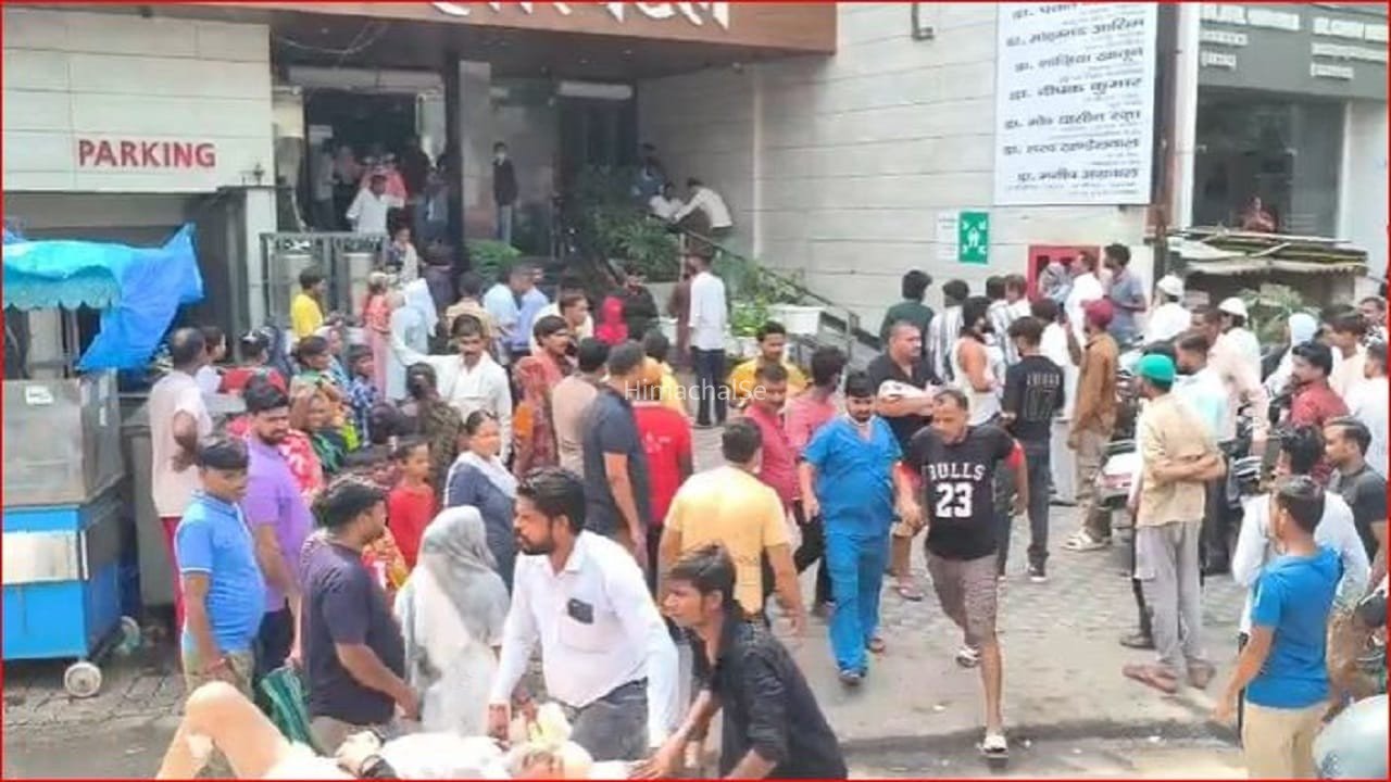 बरेली के नवोदय अस्पताल में भीषण आग: छत से उठा धुआं वार्डों तक पहुंचा, अफरा-तफरी के बीच दूसरे अस्पतालों में शिफ्ट किए गए मरीज​