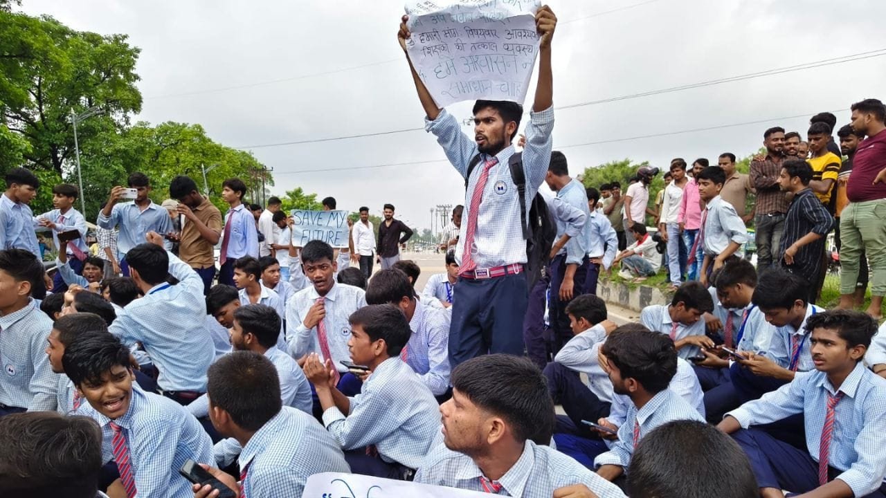 अब लखनऊ में ‘Gen Alpha’ का प्रदर्शन, शिक्षकों की कमी पर सड़क पर उतरे छात्र; जाम में फंसे योगी के मंत्री​