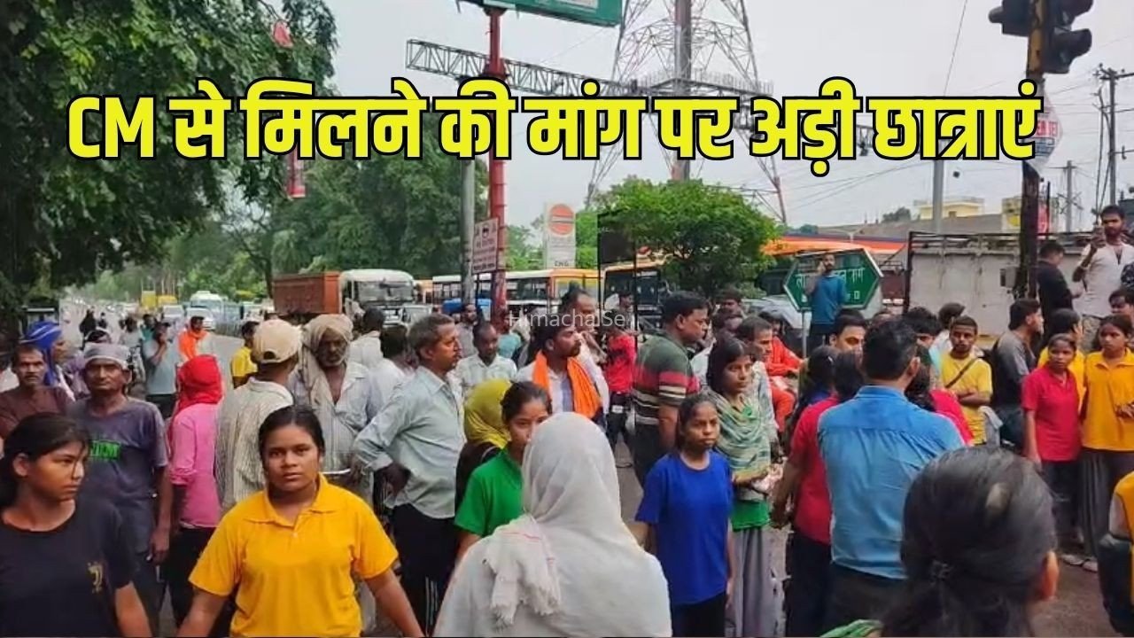 Lucknow Student Protest: लखनऊ में टीचर्स की कमी को लेकर सड़क पर उतरीं स्कूली छात्राएं, CM को मौके पर बुलाने की मांग, तीन दिन पहले भी इसी स्कूल को लेकर ​छात्रों ने किया था चक्काजाम​