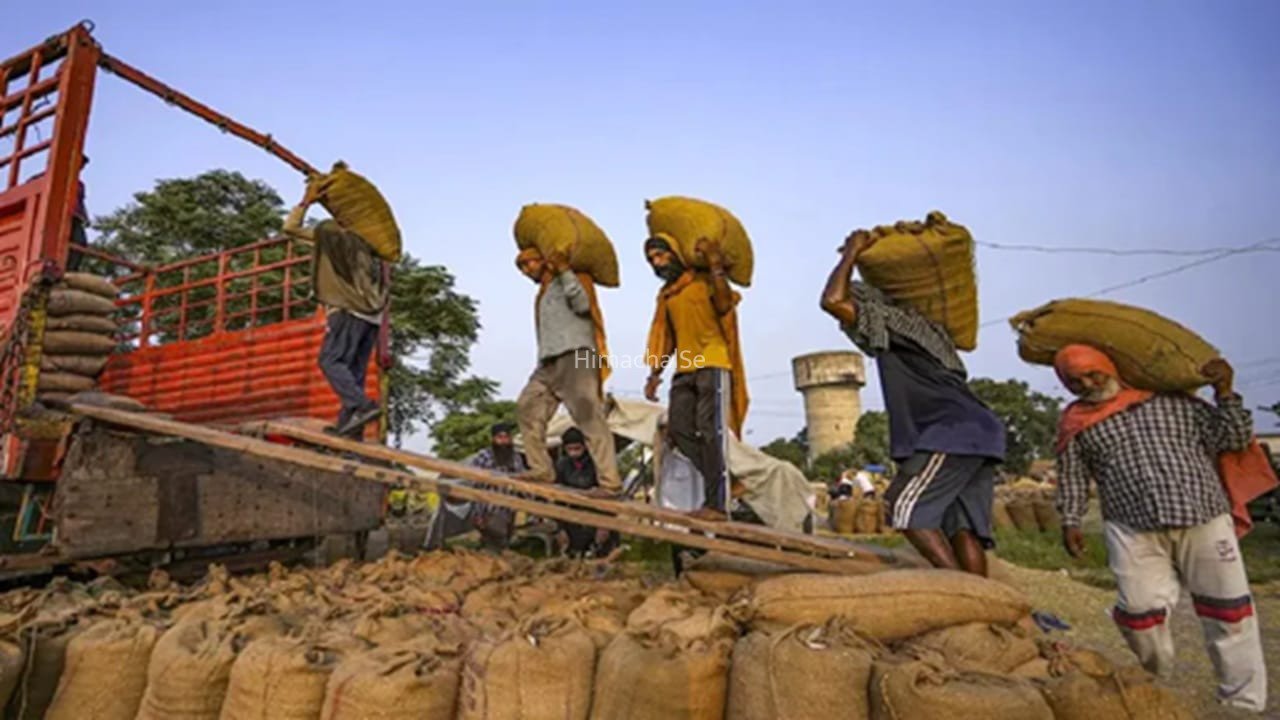 यूपी से मजदूरों का पलायन रोकने के लिए क्या है प्लान? सरकार ने संसद में दिया जवाब